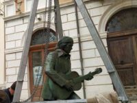 Campobasso, Fred e la sua chitarra vegliano sulla città: la statua nel cuore del centro storico