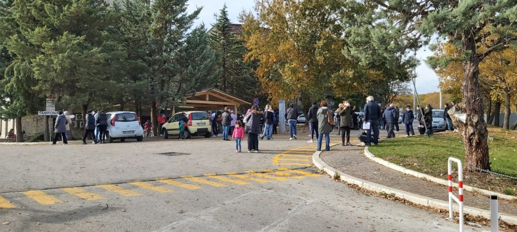 Folla davanti al centro prelievi tamponi che apre con due ore di ritardo