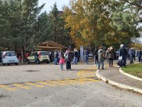 Folla davanti al centro prelievi tamponi che apre con due ore di ritardo