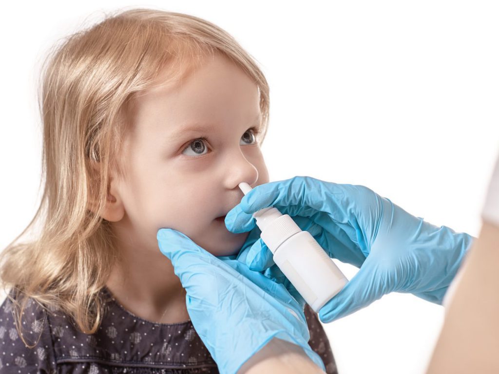 Antinfluenzale, ai pediatri metà dosi: in arrivo i vaccini nasali AstraZeneca