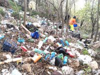 Un ‘tappeto’ di bottiglie, flaconi e lastre di eternit: Comune e Sea restituiscono dignità alla frazione di Santo Stefano