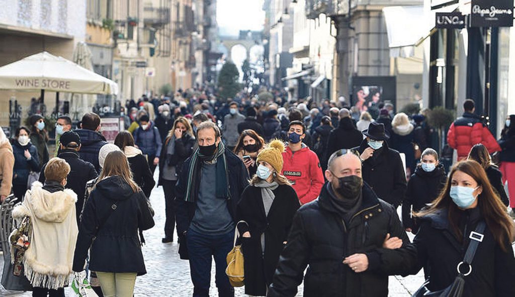 Gente per strada per la riapertura dei negozi a Torino, 29 Novembre 2020 ANSA/ALESSANDRO DI MARCO