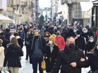Gente per strada per la riapertura dei negozi a Torino, 29 Novembre 2020 ANSA/ALESSANDRO DI MARCO