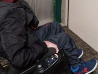 Al Caracciolo ascensore fuori uso, sale quattro piani a piedi col figlio disabile in braccio