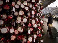 Biglietti con i desideri apposti sull'albero di Natale, scritti dai viaggiatori passati per la stazione Termini durante l'emergenza Covid-19, Roma, 15 dicembre 2020.
ANSA/MASSIMO PERCOSSI