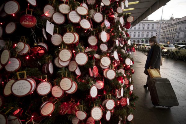 Biglietti con i desideri  apposti sull'albero di Natale, scritti dai viaggiatori passati per la stazione Termini durante l'emergenza Covid-19, Roma, 15 dicembre 2020.
ANSA/MASSIMO PERCOSSI