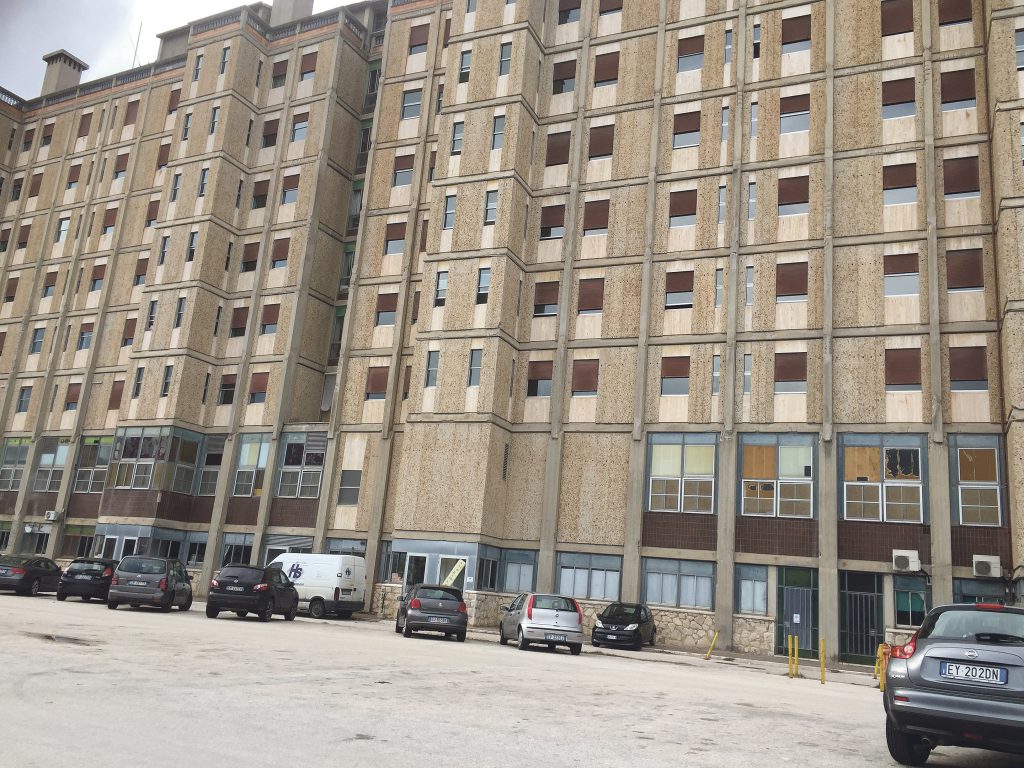 Contrae il Covid al Cardarelli e muore