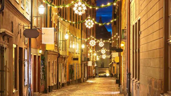 Natale sarà in zona rossa, allo studio deroghe per il pranzo: oggi si decide