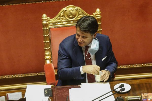 Il presidente del Consiglio, Giuseppe Conte, beve un caffè prima del voto sulla risoluzione di maggioranza al termine delle comunicazioni nell'aula del Senato in vista del prossimo consiglio europeo, Roma 9 dicembre 2020. ANSA/FABIO FRUSTACI