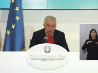 Servono 3mila medici e 12mila infermieri per il vaccino: il bando