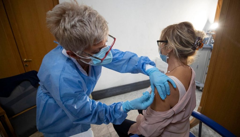 Dalla Puglia al Lazio, regioni a secco di vaccini: denunce e indagini dei pm