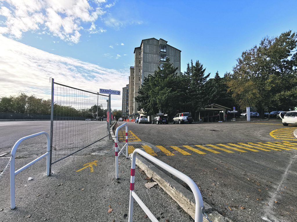 Tregua Covid: meno tamponi, ma calano anche i contagi