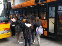 Sui bus solo per lavoro o salute e rientri monitorati, stretta subito esecutiva