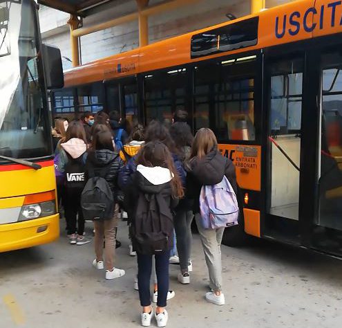 Sui bus solo per lavoro o salute e rientri monitorati, stretta subito esecutiva