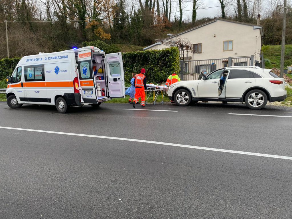 Roccaravindola, ferma l’auto e si accascia al suolo: gli agenti della Polstrada gli salvano la vita
