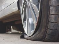 BOJANO. Pneumatici tranciati e specchietti divelti, caccia alla banda dei vandali