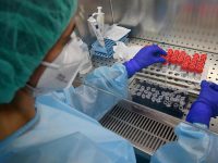 Una dottoressa processa i tamponi test Covid-19 effettuati sui pazienti, nel laboratorio del Policlinico S.Martino. Genova, 26 Maggio 2020 ANSA/LUCA ZENNARO