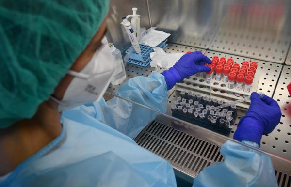 Una dottoressa processa i tamponi test Covid-19 effettuati sui pazienti, nel laboratorio del Policlinico S.Martino. Genova, 26 Maggio 2020 ANSA/LUCA ZENNARO