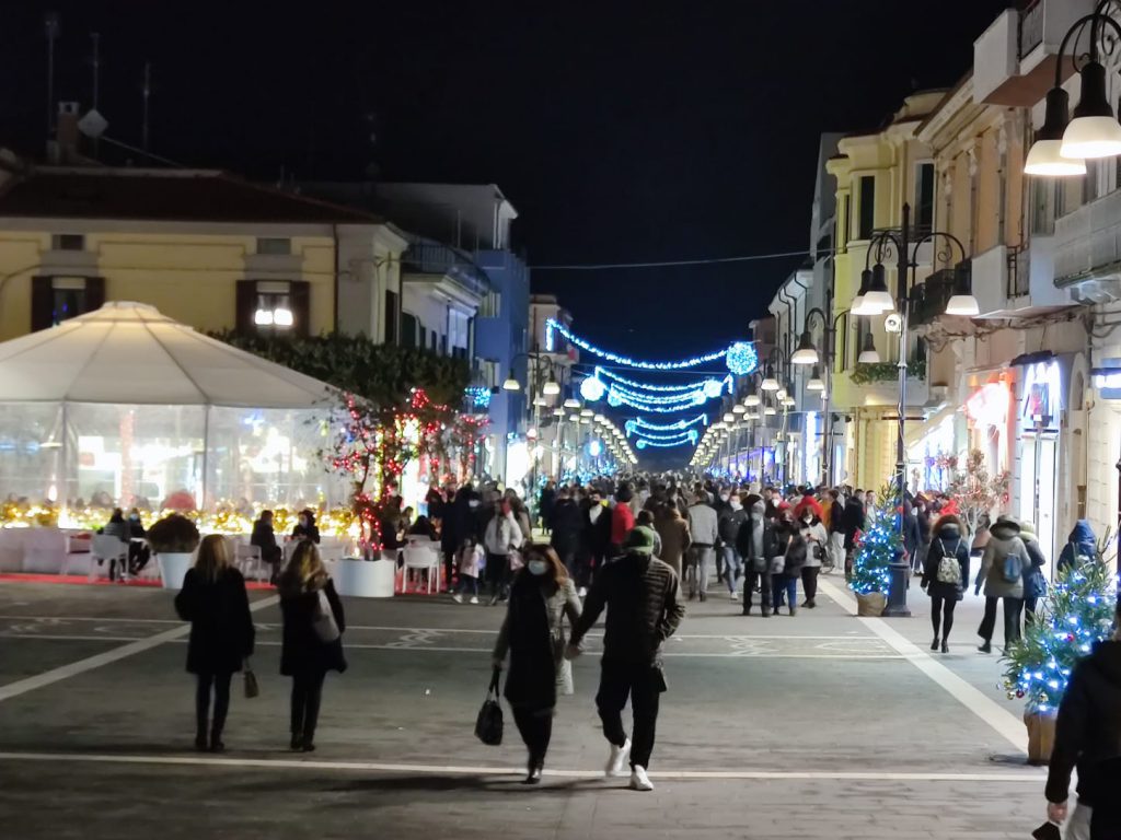 «Troppa confusione, la gente non sa se i negozi sono aperti»