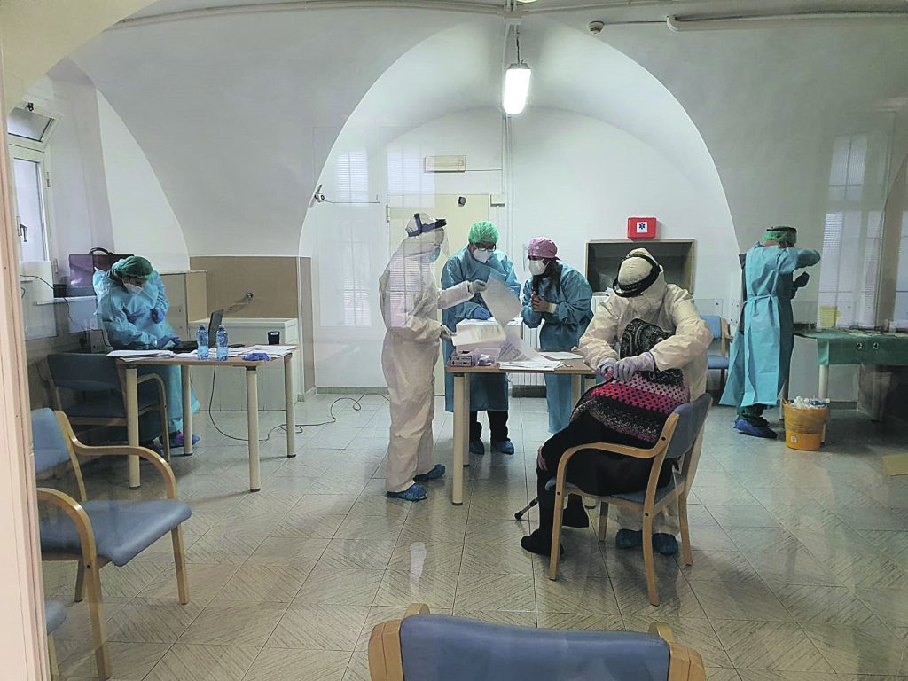 Vaccini, unità di crisi in riunione. Sileri: ritardi per gli over 80