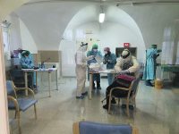 Vaccini, unità di crisi in riunione. Sileri: ritardi per gli over 80