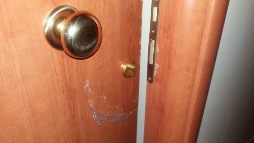 Occupano un alloggio durante il funerale della proprietaria, denunciati