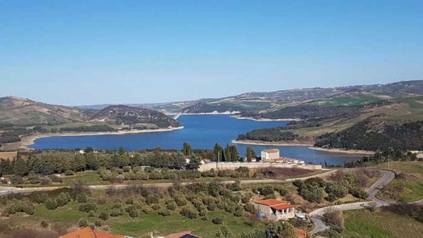 Acqua alla Puglia, c’è chi dice no: «Fermare tutto per fare chiarezza»