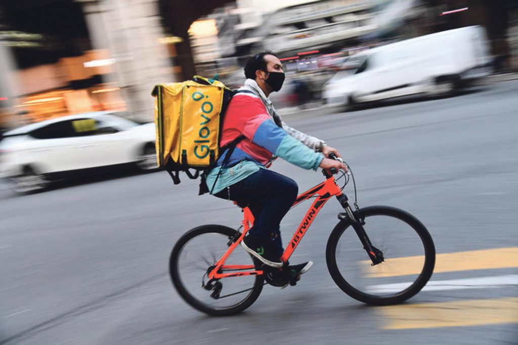 Un rider utilizzato per le consegna a domicilio. Genova, 11 gennaio 2021.
ANSA/LUCA ZENNARO