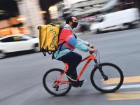 Un rider utilizzato per le consegna a domicilio. Genova, 11 gennaio 2021.
ANSA/LUCA ZENNARO