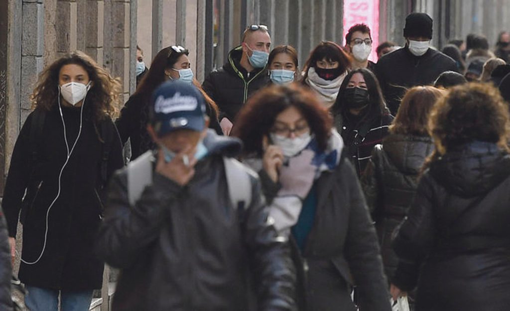 People wearing protective face mask walk and shop in the center of Milan, Italy, 25 January 2021. In Italy, the orange zones (medium-high risk) , as the Lombardy Region, stipulates that shops can open, while restaurants and bars are closed except for takeaway. ANSA/DANIEL DAL ZENNARO