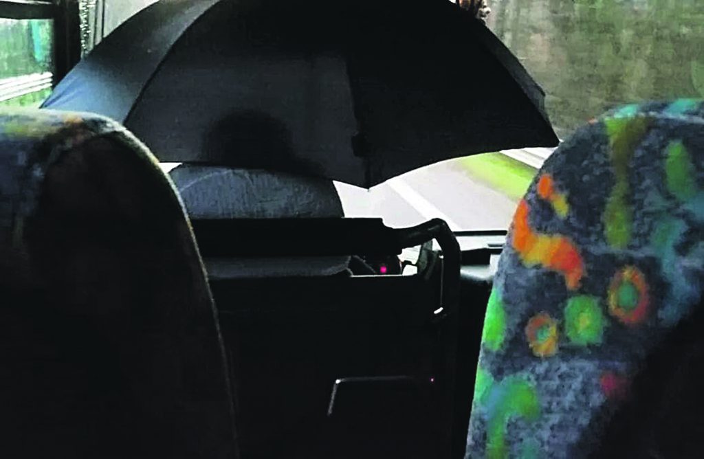 Roccamandolfi, l’autista con l’ombrello sanzionato dall’Atm