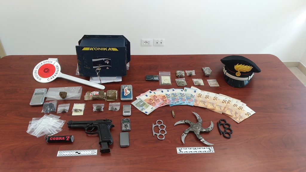 Montenero, droga e “armi ninja” in casa: arrestati dall’Arma