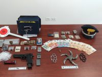 Montenero, droga e “armi ninja” in casa: arrestati dall’Arma
