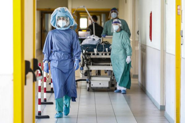 Health workers wearing overalls and protective masks in the intensive care unit of the Tor Vergata hospital during the second wave of the Covid-19 Coronavirus pandemic, Rome, Italy, 26 November 2020. 
ANSA/GIUSEPPE LAMI