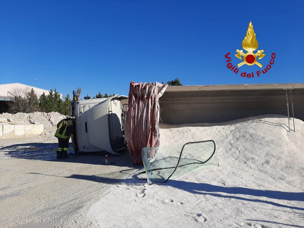 Termoli, si ribalta alla guida del camion: 60enne finisce al Pronto soccorso