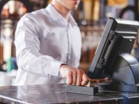 Insulti omofobi, bufera social contro un commerciante di Termoli