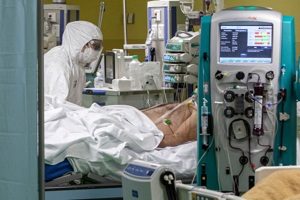 Cinque i morti tra cui un 58enne e 76 nuovi casi: il tasso è all’11,9%