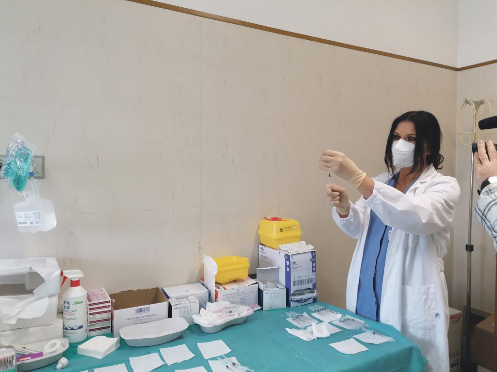 Per over 80 e fragili servono Pfizer e Moderna, come cambia il piano