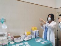 Per over 80 e fragili servono Pfizer e Moderna, come cambia il piano