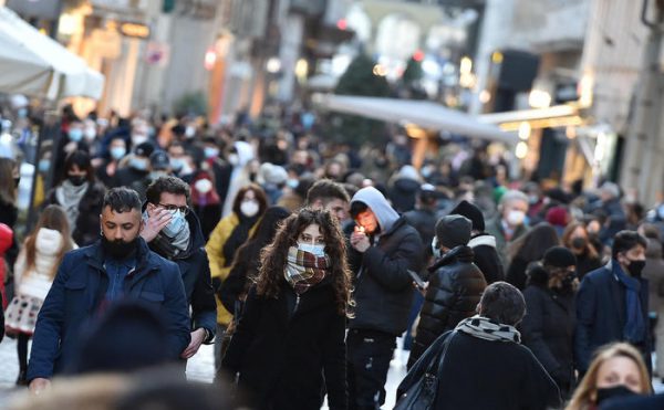 Folla e assembramenti nelle vie del centro di Torino, 14 febbraio 2021. ANSA/ALESSANDRO DI MARCO