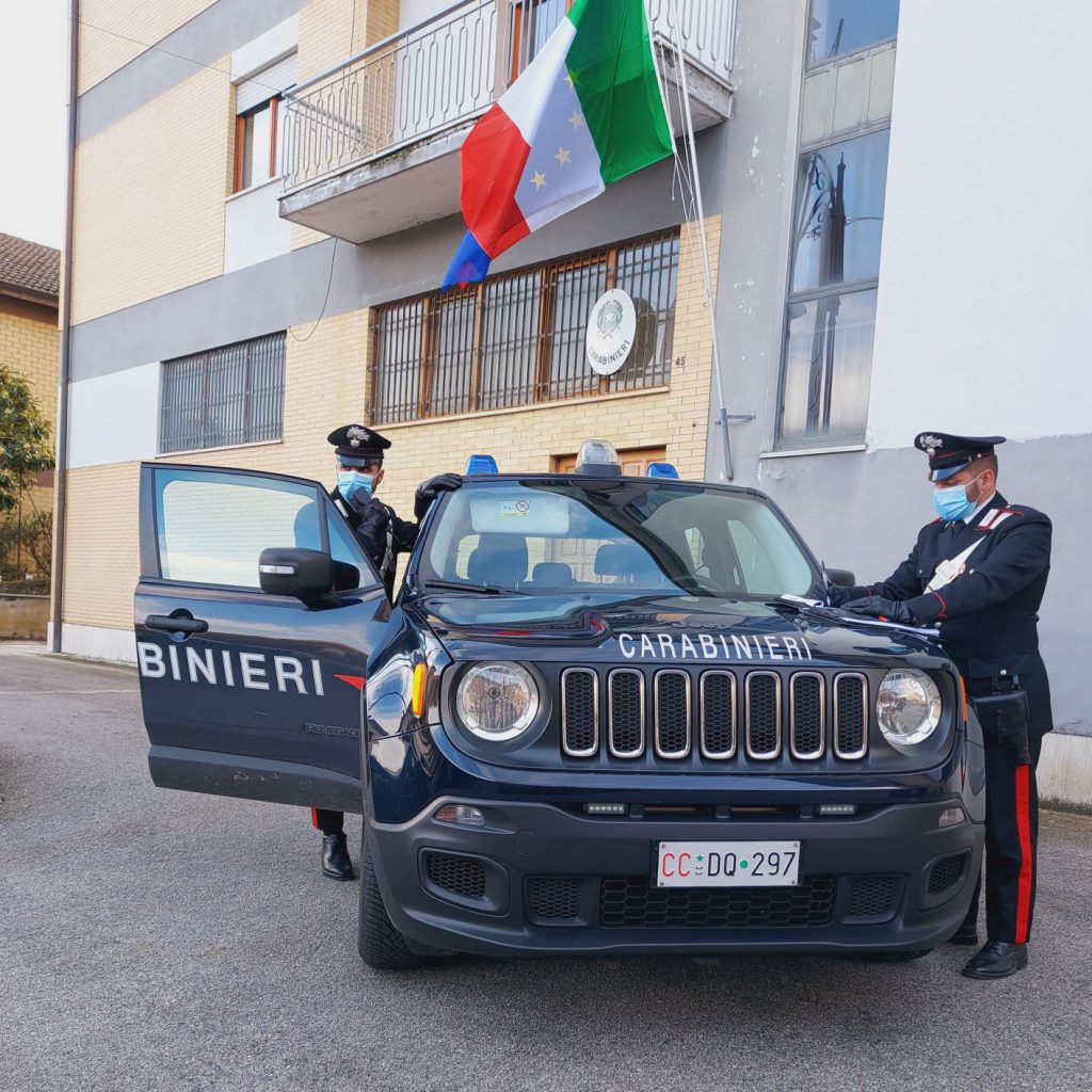 Mirabello, minaccia la moglie e la insegue impugnando una mannaia: arrestato