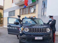 Mirabello, minaccia la moglie e la insegue impugnando una mannaia: arrestato