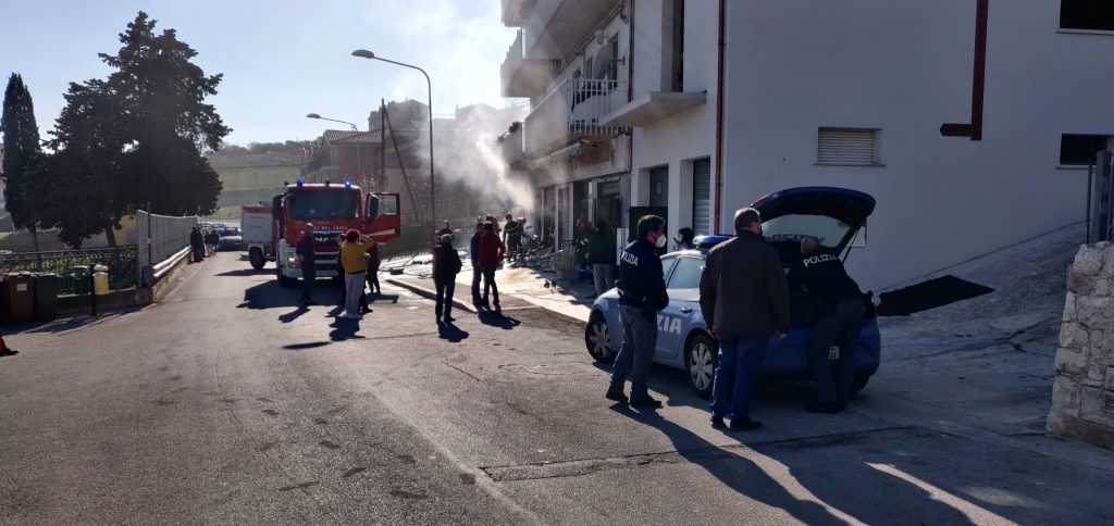 Paura a Campodipietra, va a fuoco un supermercato: nessun ferito