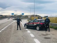 Provoca un incidente, fugge e poi simula di aver subito il furto d’auto: nei guai