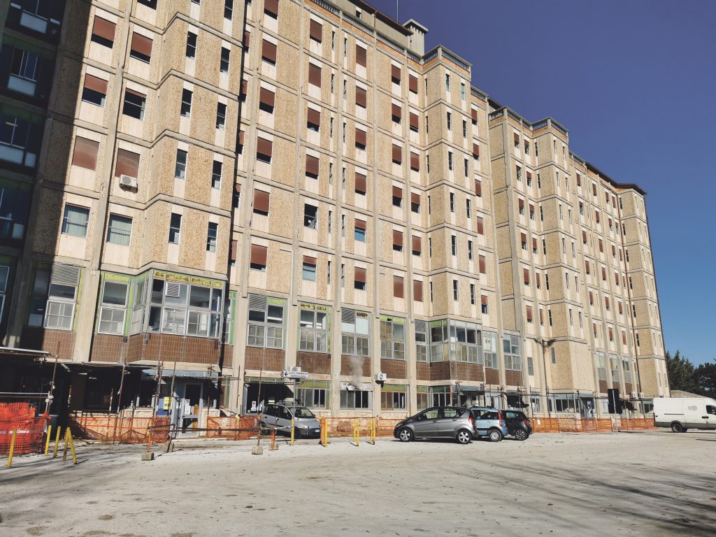 Appena 162 tamponi e solo 17 diagnosi, ma la pressione sul Cardarelli non allenta