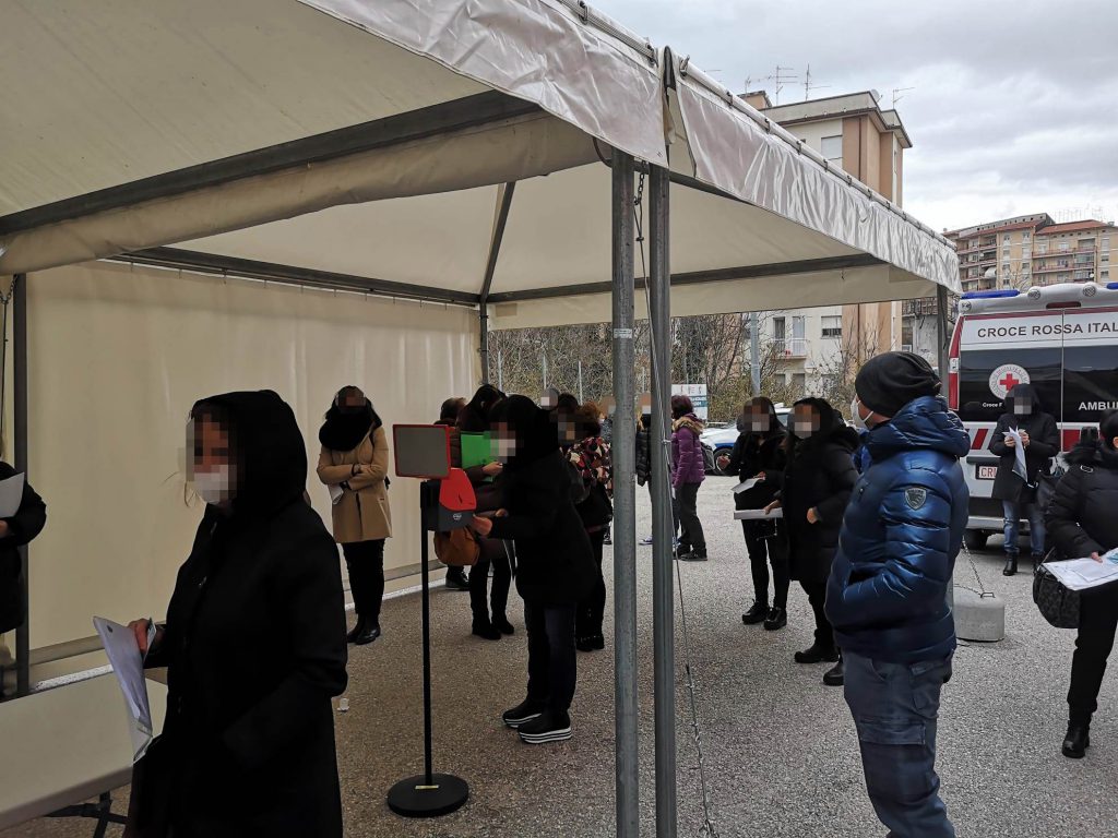 Ok ad AstraZeneca, ripartito il Palaunimol: tra i prof un po’ di ansia e molte domande