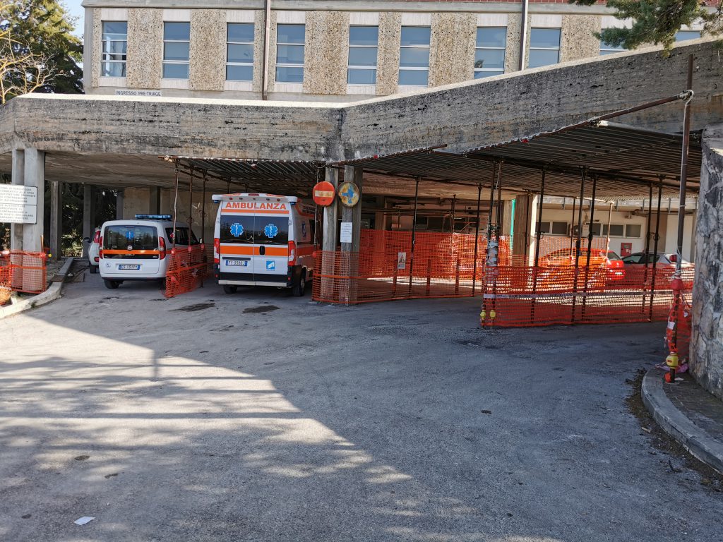 Covid, altri sette decessi e i casi tornano a salire