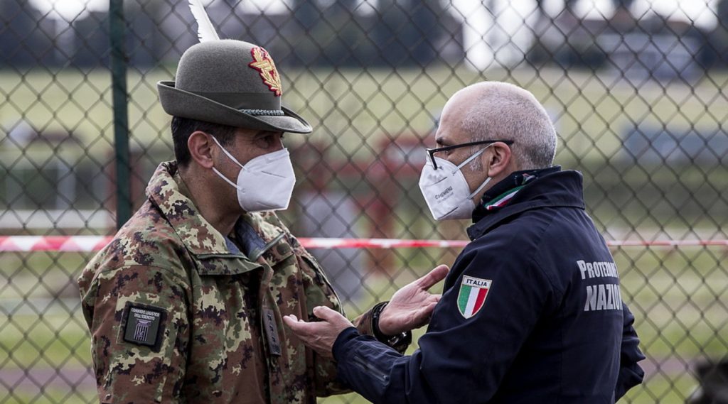Vaccini, ora si cambia: «L’unico criterio deve essere quello dell’età»
