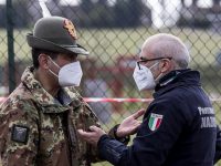 Vaccini, ora si cambia: «L’unico criterio deve essere quello dell’età»