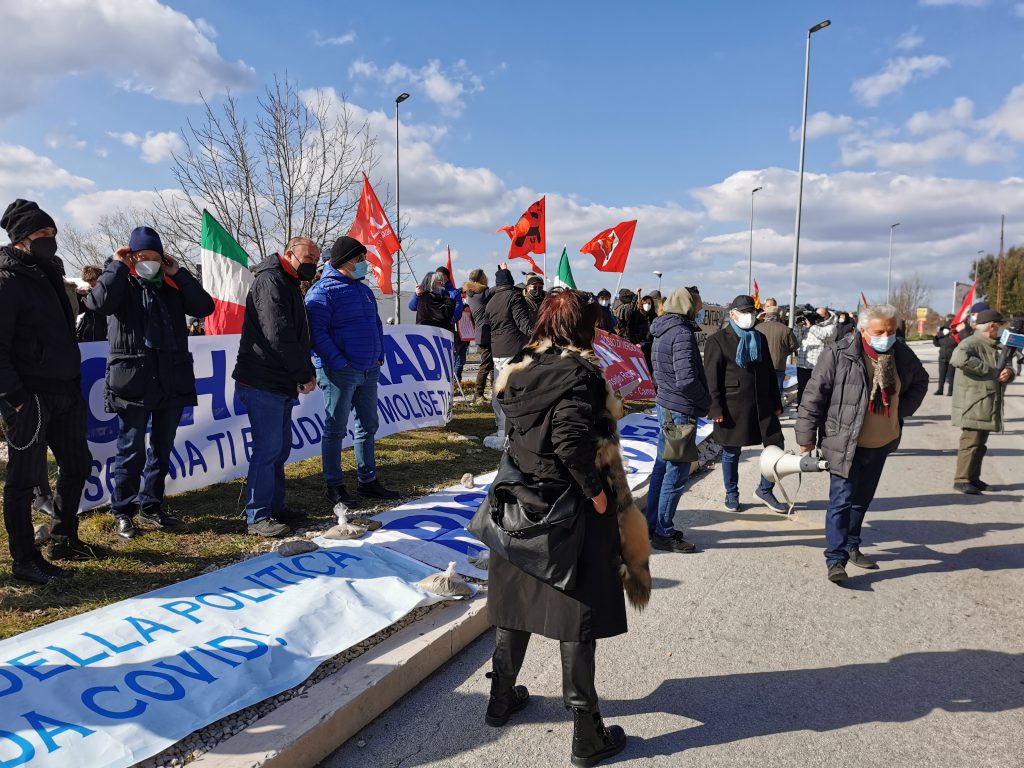 Assistenza sanitaria al lumicino e poltrone: Palazzo assediato